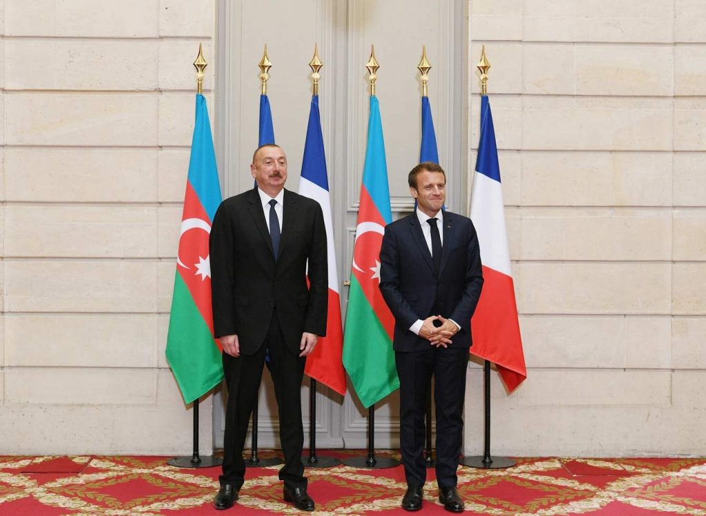 Aliyev ve Macron, Cephe Hattındaki Çatışmaları Görüştü