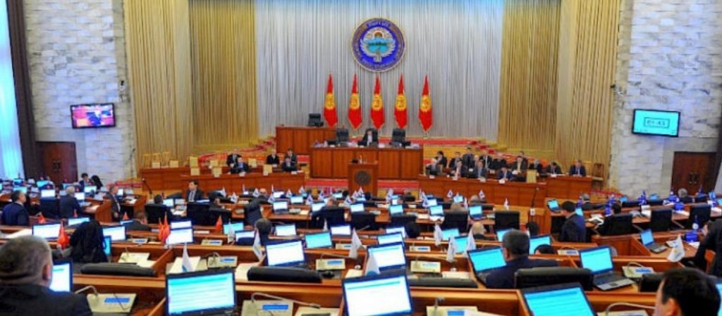 Kırgızistan’da Seçimler Askıya Alındı