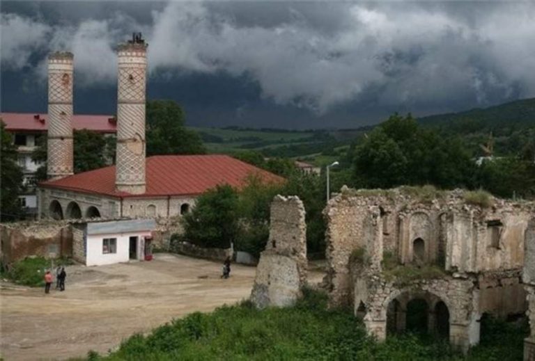 Şuşa’daki Tarihi Cami 28 Yıl Sonra İbadete Hazır Hale Geldi