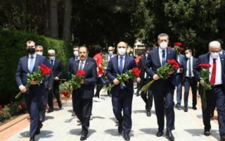 Milli Eğitim Bakanı Ziya Selçuk, Azerbaycan’da Şehitlikleri Ziyaret Etti