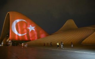 Haydar Aliyev Merkezine Türk Bayrağı Yansıtıldı