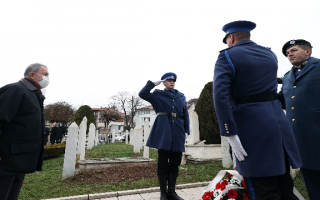 Milli Savunma Bakanı Akar, Bosna Hersek’te Kovaçi Şehitliği’ni Ziyaret Etti
