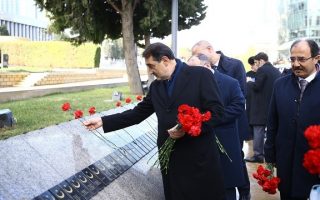 Bakan Dönmez Bakü’de Şehitlikleri Ziyaret Etti