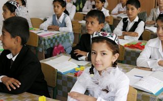Özbekistan Artan Vakalar Nedeniyle Çevrimiçi Eğitime Geçiyor