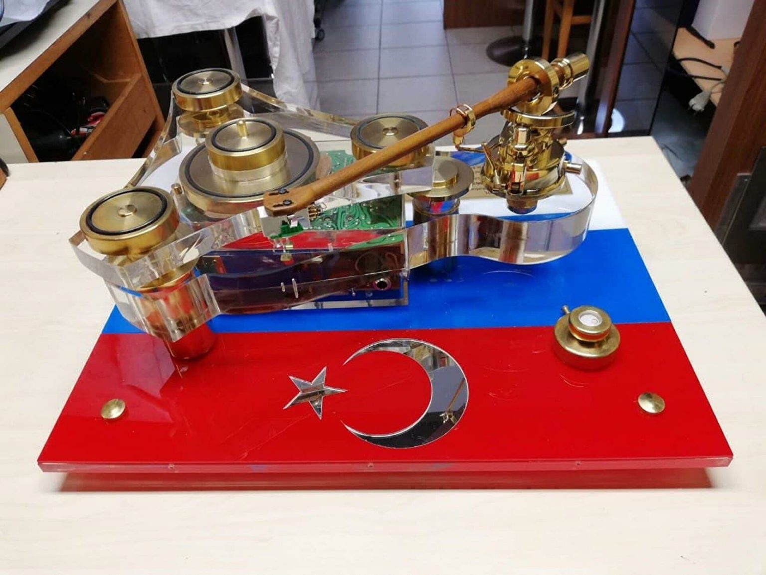 Türk Mühendis, Putin’e Özel Gramofon Tasarladı