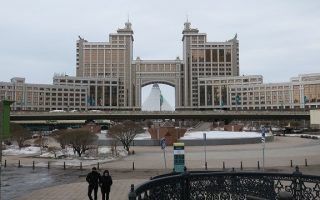 Kazakistan’da Açık Havada Maske Takma Zorunluluğuna Son Verildi