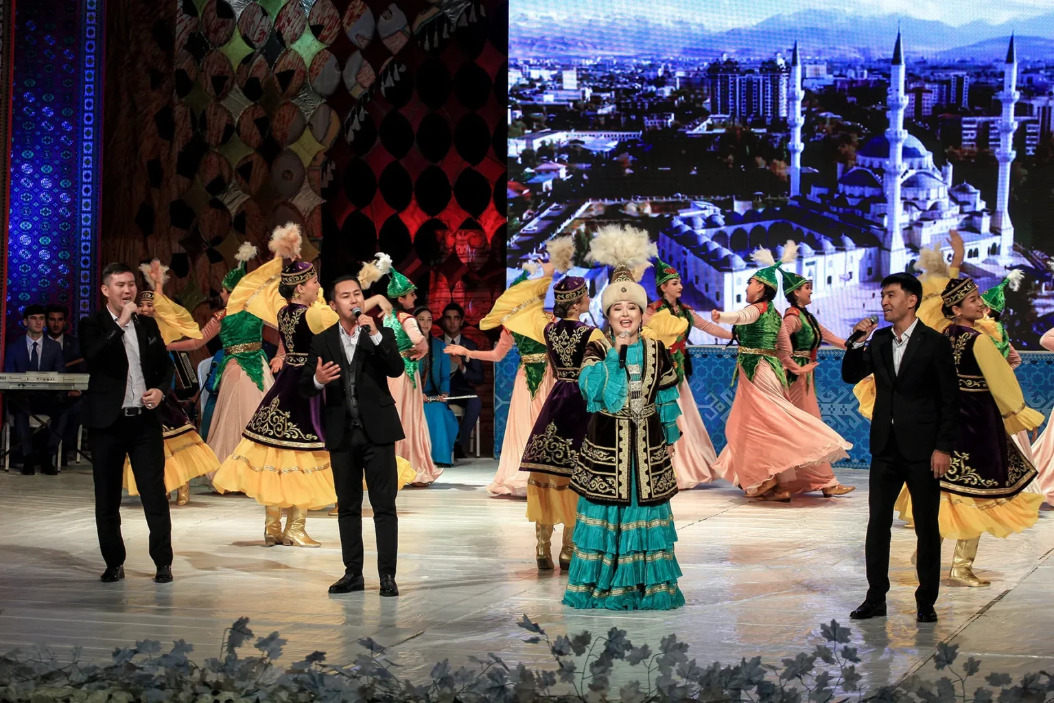 Türkmen-Kazak Dostluğu Onuruna Konserler Düzenlendi