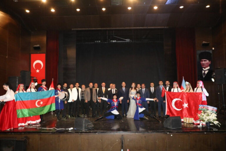 Kars’ta Azerbaycan Kültür Şöleni: Moda Defilesi ve Konsere Yoğun İlgi