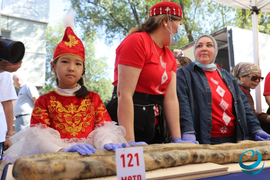 Bişkek’te Dünya Rekoru Kırıldı: Eski Meydanda 128 Metrelik Çuçuk Hazırlandı