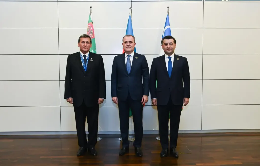 Bakü’de Özbekistan, Azerbaycan ve Türkmenistan Arasında Stratejik İş Birliği Gündemi